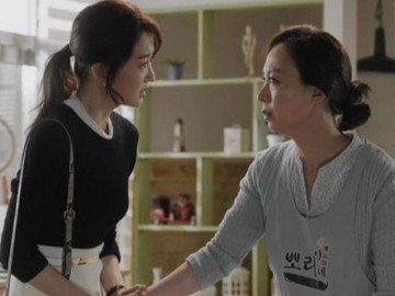 Thấy mẹ chồng vừa nấu ăn vừa khóc, nàng dâu liền đưa một thứ khiến bà cảm động