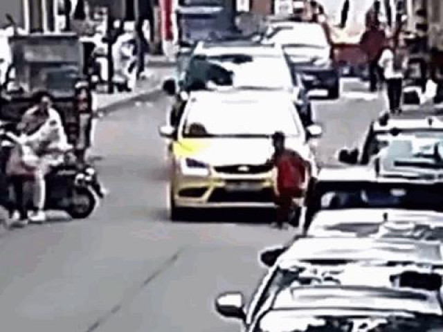 Clip Eva - Clip: Bé trai bị ô tô cuốn vào gầm, người dân hợp sức nâng xe giải cứu