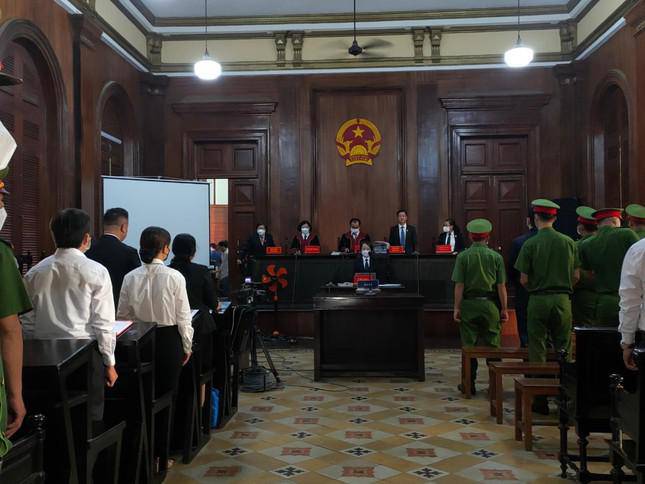 HĐXX công bố quyết định đưa vụ án ra xét xử.