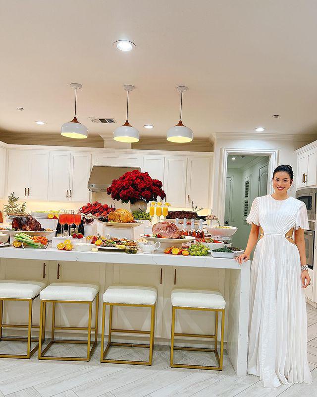 Mỹ nhân gốc Hải Phòng bày biện đồ ăn trên bàn đảo trong gian bếp sang trọng. Cách trang trí của cô chuyên nghiệp chẳng kém nhà hàng.