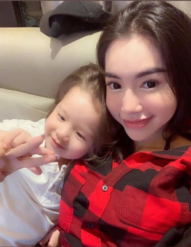 Sau khi ồn ào đấu tố vừa qua nổ ra, nhiều khán giả mới biết mặt bố của Cadie và Alfie.