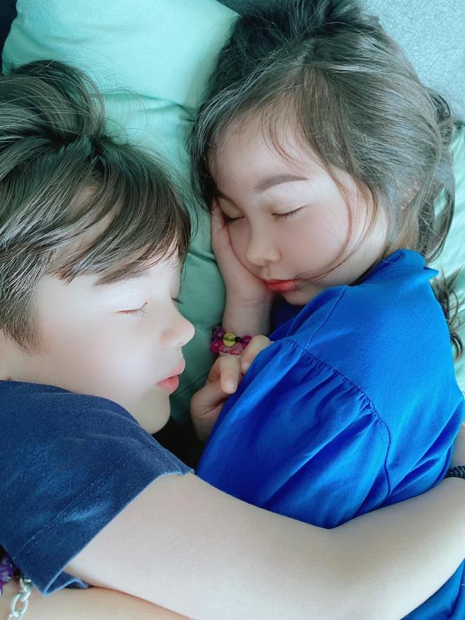 Khoảnh khắc 2 chị em Cadie và Alfie ôm nhau ngủ từng khiến mạng xã hội phát sốt.