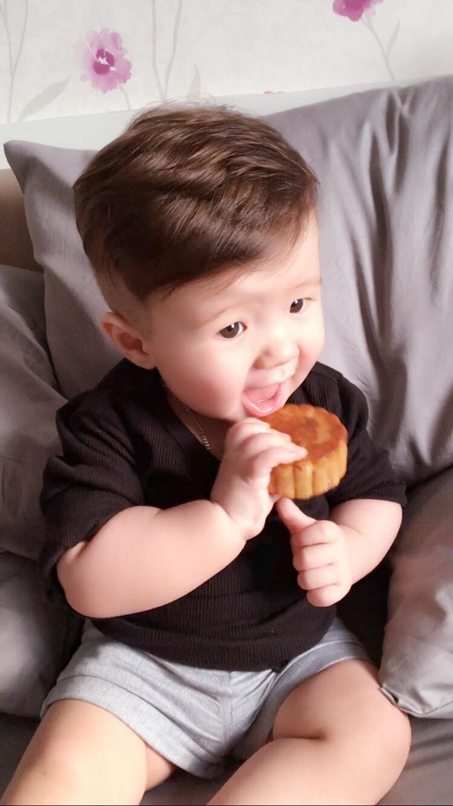 Từ khi mới sinh, Alfie Túc Mạch đã có lượng fan lớn nhờ ngoại hình được ví như thiên thần.