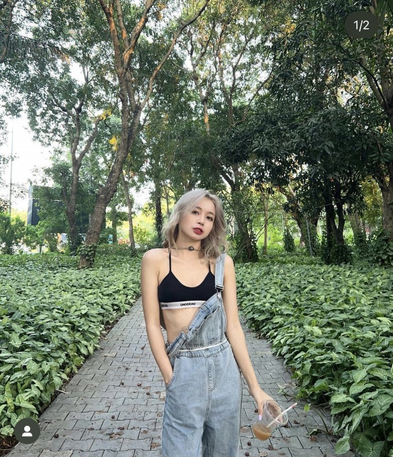 Mới đây, cô nàng đình đám còn khoe khéo nội y thể thao trong công viên khi đi dạo. Chiếc eo nhỏ nhắn và săn chắc của cô nàng trở thành tâm điểm mọi ánh nhìn vì săn chắc và không chút mỡ thừa. 