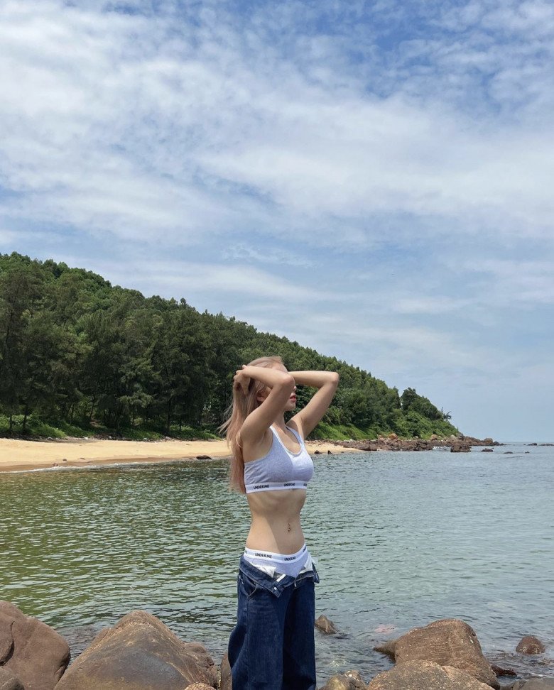 Vóc dáng thanh mảnh và săn chắc giúp cô tự tin khoe khéo trong những khung hình ngàn tim. 