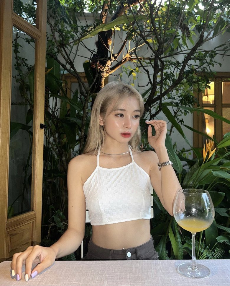 Cận cảnh chiếc eo nhỏ nhắn cùng làn da tươi sáng của hot girl đình đám Hà Thành. 
