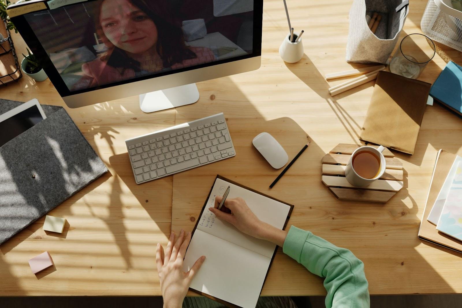 Tham gia vào các khóa học online là hình thức học tập tiện lợi và thiết thực nhất hiện nay.