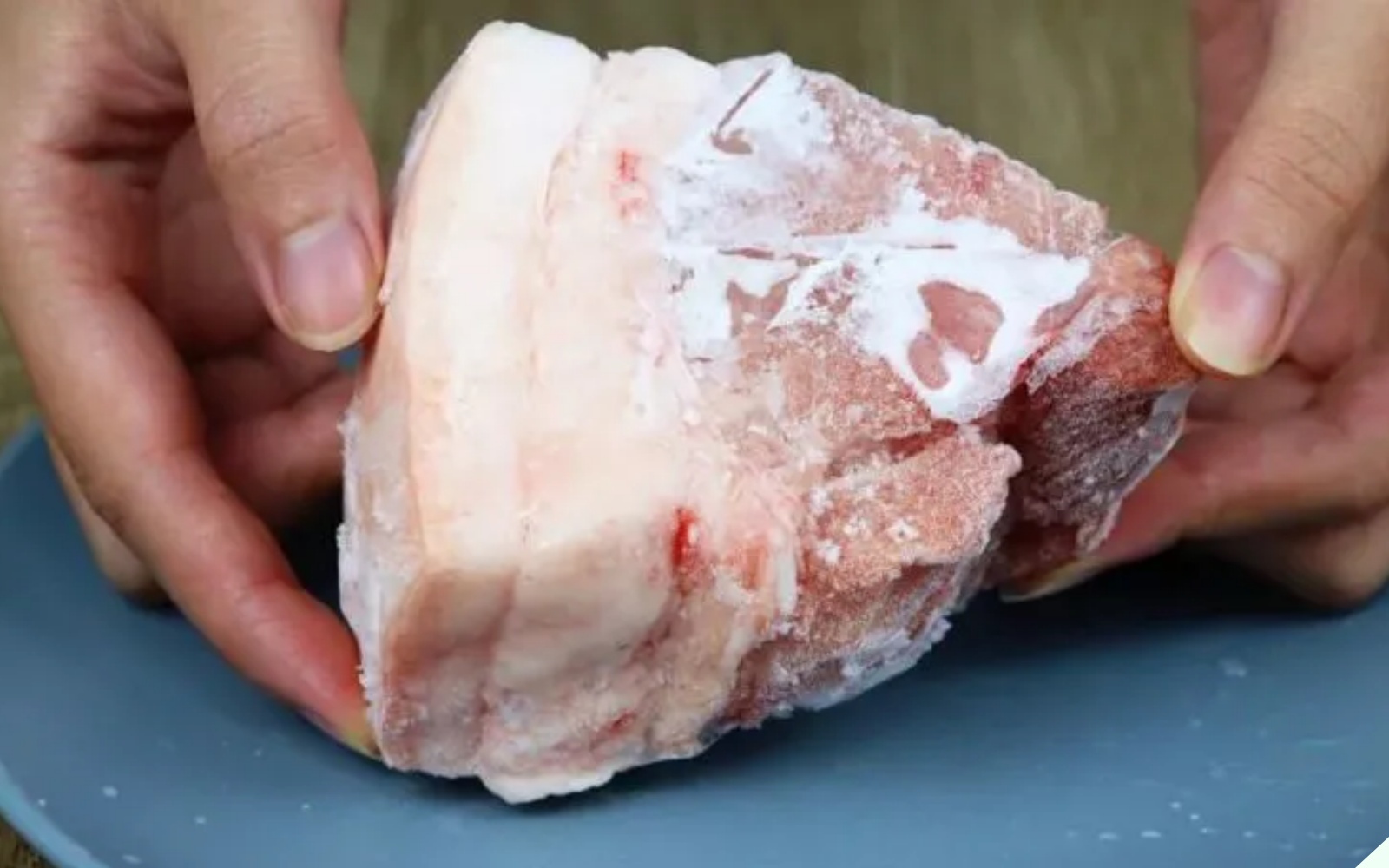 Thịt lợn mua về đừng cho ngay vào tủ lạnh, quết thêm thứ nước này để lâu vẫn tươi roi rói - 8