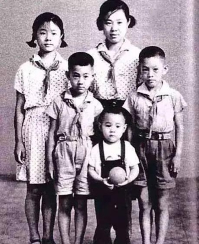 Lý Liên Kiệt sinh ra trong gia đình nghèo khó.