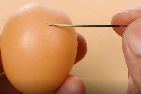 Dùng kim chọc lỗ trên trứng trước khi luộc có tác dụng không ngờ, ai cũng tranh nhau biết