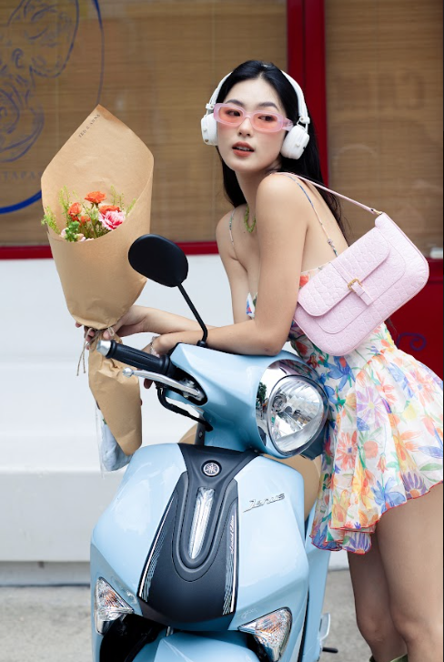 Nữ chính MV “Tất cả đứng im” khoe thần thái “chanh sả” bên Yamaha Janus - 1