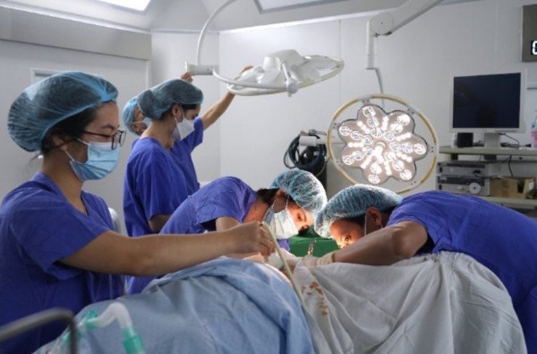 Đến tuần thứ 16 của thai kỳ, cổ tử cung của bệnh nhân lại hở như cái ống nước nên lại phải khâu lại. (Ảnh: BSCC)
