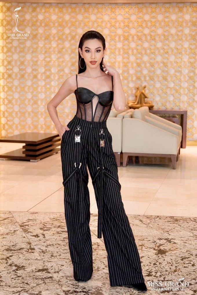 Không chỉ đơn giản được may bó với form dáng bình thường, các thiết kế được mix amp; match phần thân và lấy cảm hứng từ chiếc đai corset của thời kì phục hưng.