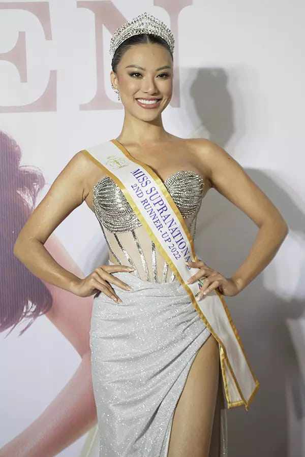 Á hậu 2 quốc tế liên tục bị body shaming với các lời lẽ cay nghiệt dù đã giảm cân. Nhiều blogger người đã chứng thực, Kim Duyên ngoài đời rất ốm, cánh tay cô nhỏ xíu nhưng lên hình lại rất đô. Lí do chính là việc lựa chọn trang phục không phù hợp mà dìm dáng.