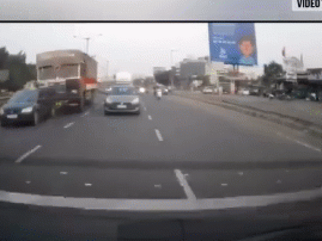 Clip Eva - Clip: Mất lái, xe tải đâm liên hoàn 48 phương tiện trên đường cao tốc