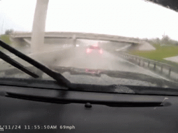  Clip: Thót tim, xe ô tô mất lái lao thẳng vào thanh chắn đường 