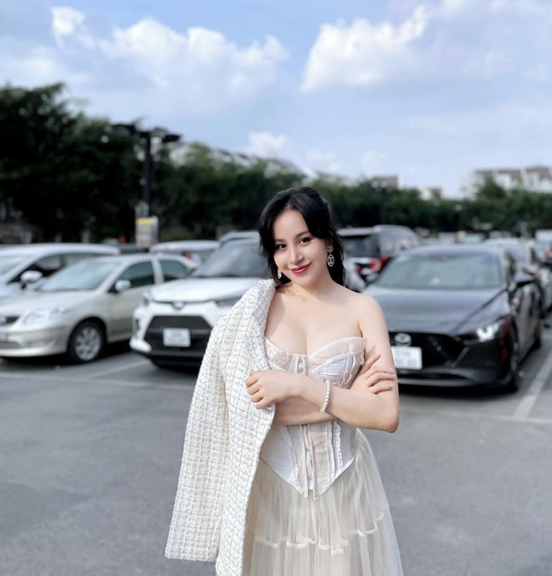 Bà Tưng luôn gắn liền với phong cách thời trang quyến rũ. Vóc dáng của cô quá gợi cảm đôi khi nhận về nhiều lời bình luận khiếm nhã.