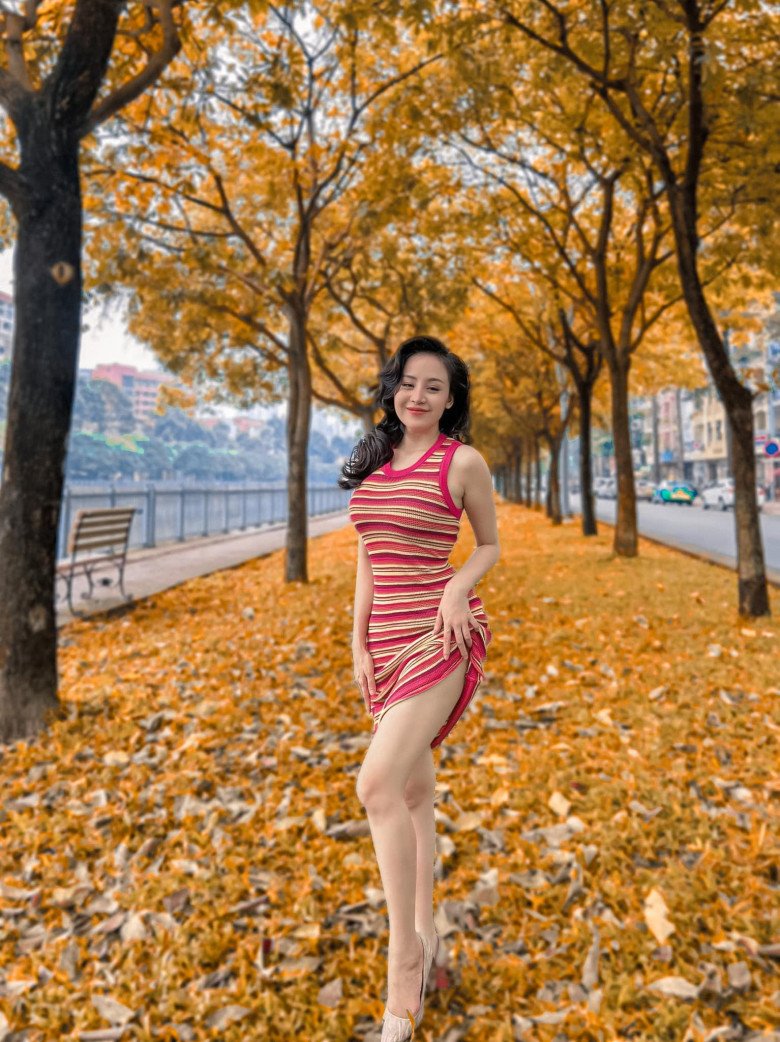 Không rõ cô nàng cao bao nhiêu, tuy nhiên, thông qua loạt video quay chụp có thể đoán chừng, cô cao khoảng 1m65 là ít. Nếu với chiều cao đó thì 47kg là rất mi nhon.