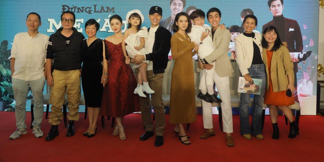 Ê-kíp phim Đừng Làm Mẹ Cáu cùng chụp hình kỷ niệm.