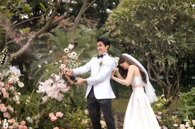 Đám cưới trong mơ của Bình An và Á hậu Phương Nga nhận được rất nhiều sự quan tâm và lời chúc phúc từ công chúng.