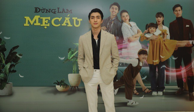 Bình An xuất hiện với vẻ ngoài đẹp trai, diện vest lịch lãm sau khi trở thành chồng người ta để quảng bá cho phim mới.