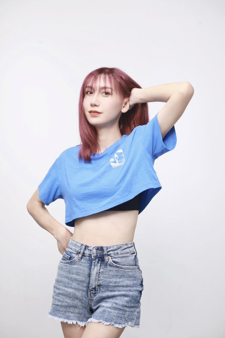 Vốn sở hữu một cơ địa có vóc dáng mảnh mai, có lẽ Lynk Lee không cần phải lo vấn đề tăng cân khi cô luôn duy trì một body thon gọn. Thậm chí, nhiều fan hâm mộ còn khuyên cô nên tăng cân thêm để vóc dáng cũng như gương mặt đầy đặn hơn.