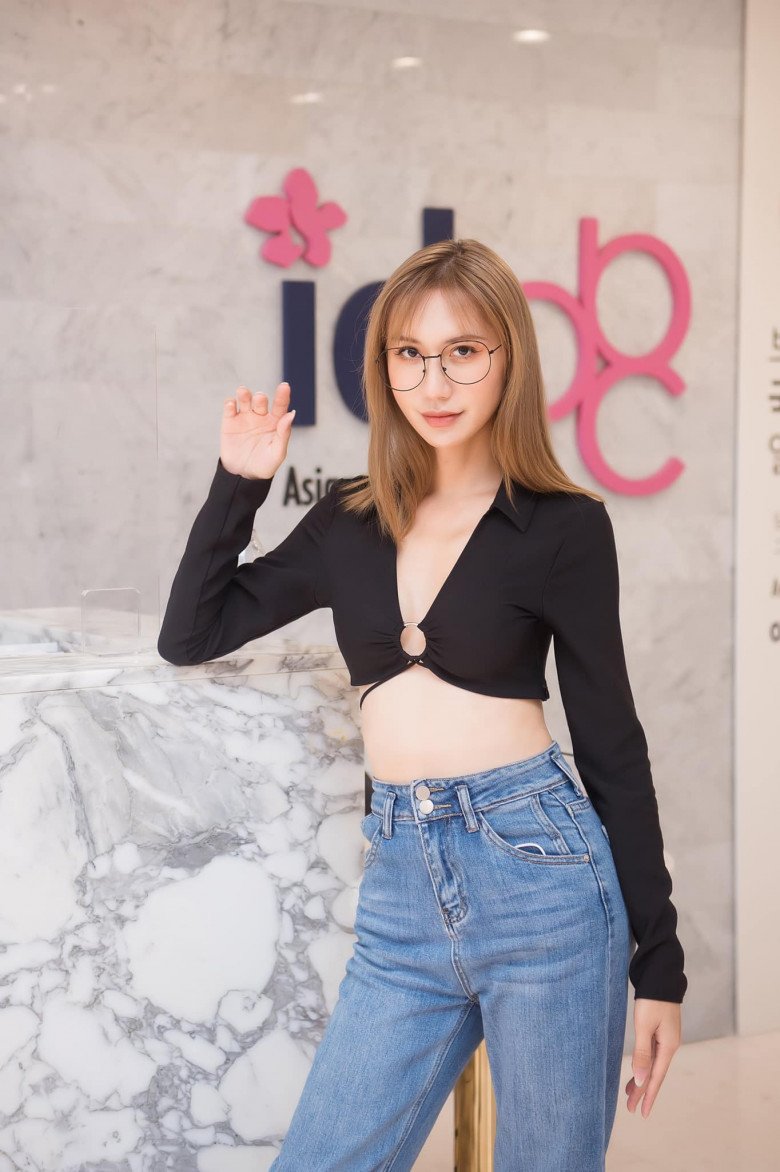 Trước đây, Lynk Lee thường bị chê thân hình khá gầy gò và gương mặt có phần hốc hác. Tuy nhiên ở hiện tại, người đẹp cũng đã nỗ lực để thay đổi ngoại hình khi gương mặt của người đẹp ngày càng đầy đặn hơn.