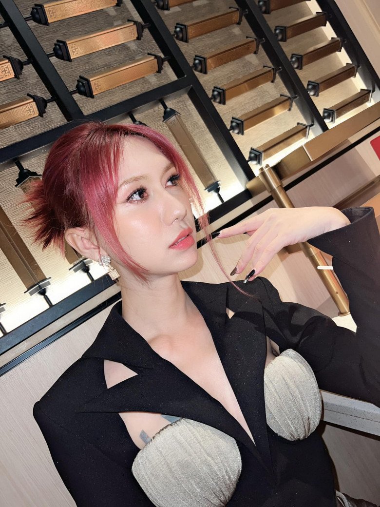 Theo dõi giọng ca 8X thường xuyên, có thể thấy, giọng ca Tạm biệt nhé luôn chú trọng chăm chút cho ngoại hình của mình. Mỗi khi xuất hiện, người đẹp chuyển giới luôn makeup và làm tóc chỉn chu.