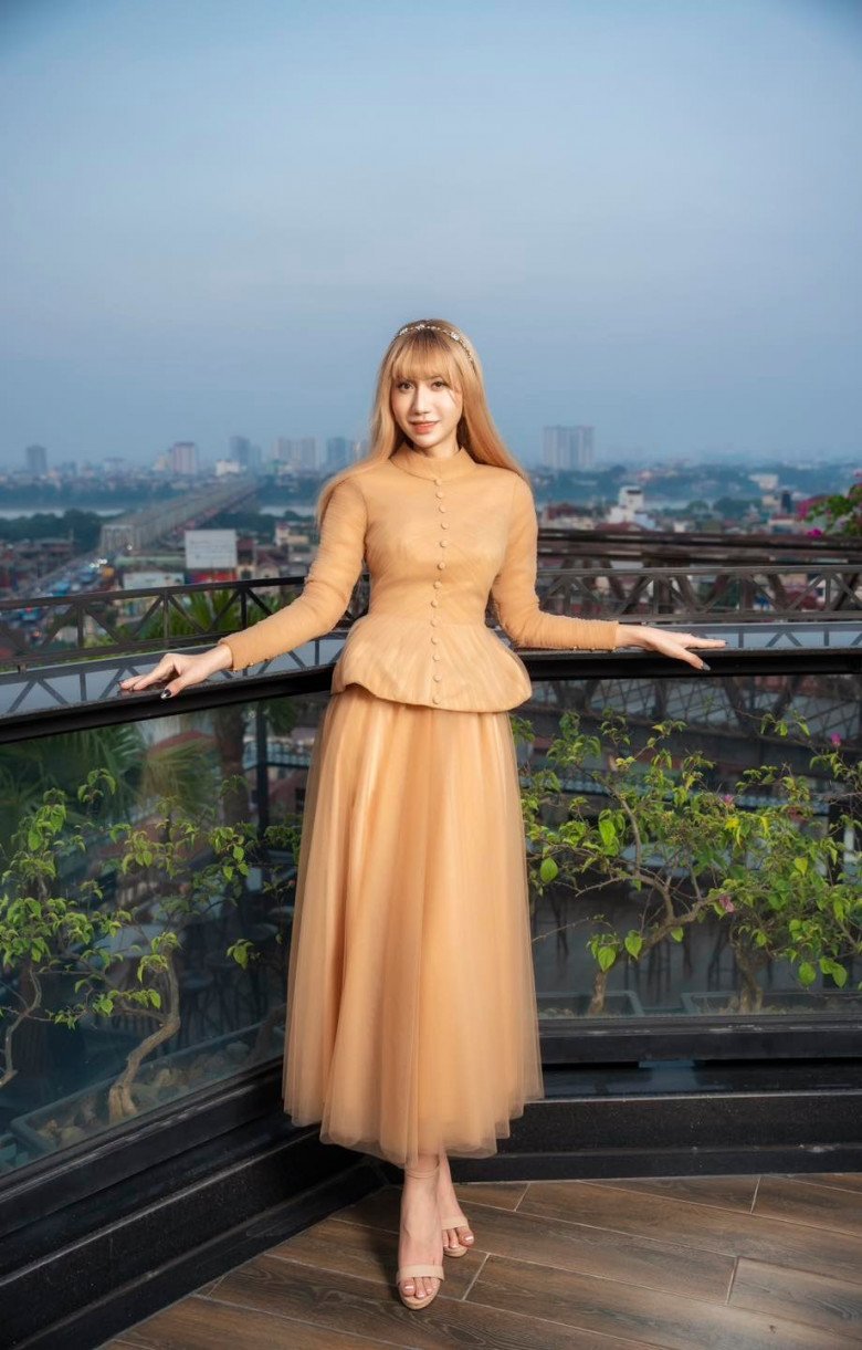 Đặc biệt, vào tháng 6/2020 khi xuất hiện tại một talkshow nhỏ, Lynk Lee còn chính thức thừa nhận đã thực hiện nâng ngực.