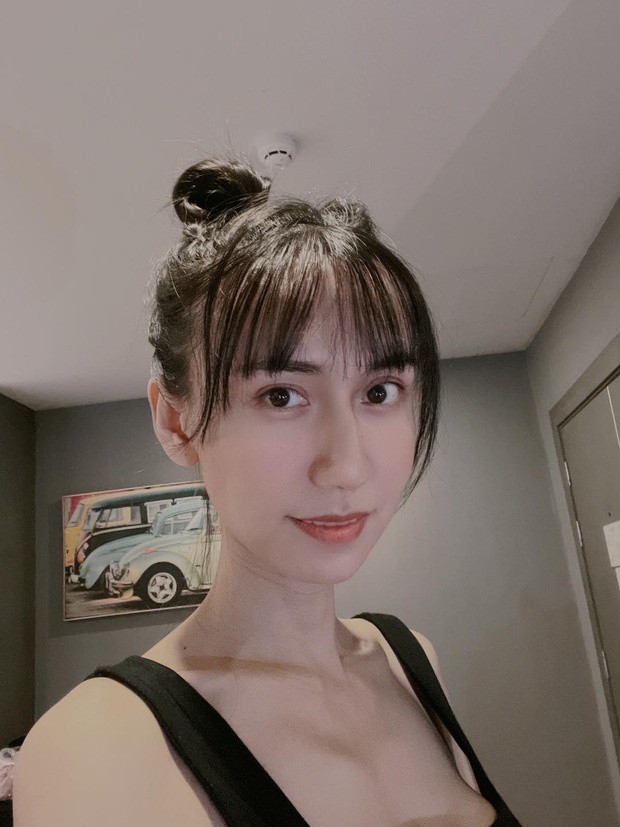 Và trong tháng 7 vừa, người đẹp công bố đã hoàn thành phẫu thuật thay đổi giọng nói để thêm phần nữ tính. Được biết, chi phí của cuộc phẫu thuật này rơi vào khoảng 300 triệu đồng.