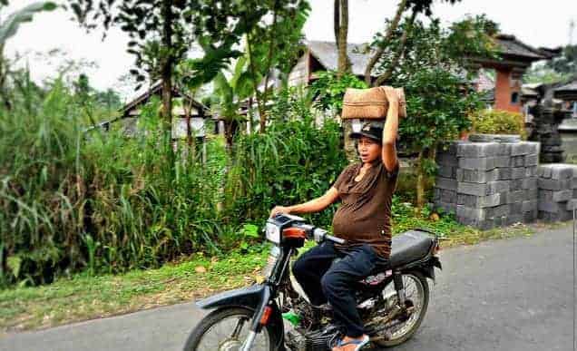 Mẹ bầu nên sử dụng các phương tiện di chuyển thay thế xe máy 3 tháng cuối thai kỳ (Ảnh minh họa).