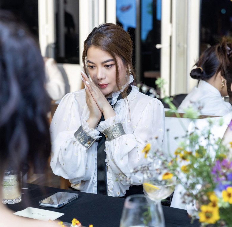 Các thiết kế hơi hướng công sở cũng có tần suất xuất hiện dày đặc hơn trong tủ đồ của cô. Không cần cắt xẻ phô trương ngực đầy, Trương Ngọc Ánh vẫn hút mắt với khí chất, thần thái sang trọng, nữ quyền của mình.