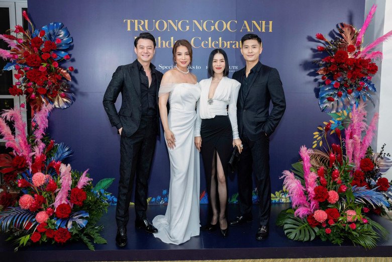 Xuất hiện trong sự kiện chúc mừng tuổi mới này của nữ chủ tịch còn có màn góp mặt của Lệ Quyên và Lâm Bảo Châu.
