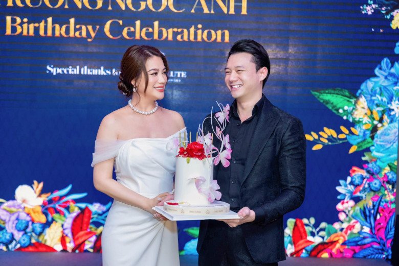 Cặp trai tài gái sắc diện đồ mix amp; match cùng với nhau. Nếu như nàng diện chiếc đầm trắng muốt, trễ vai khoe làn da trắng ngần thì chàng lại đĩnh đạc trong bộ vest đen nam tính.