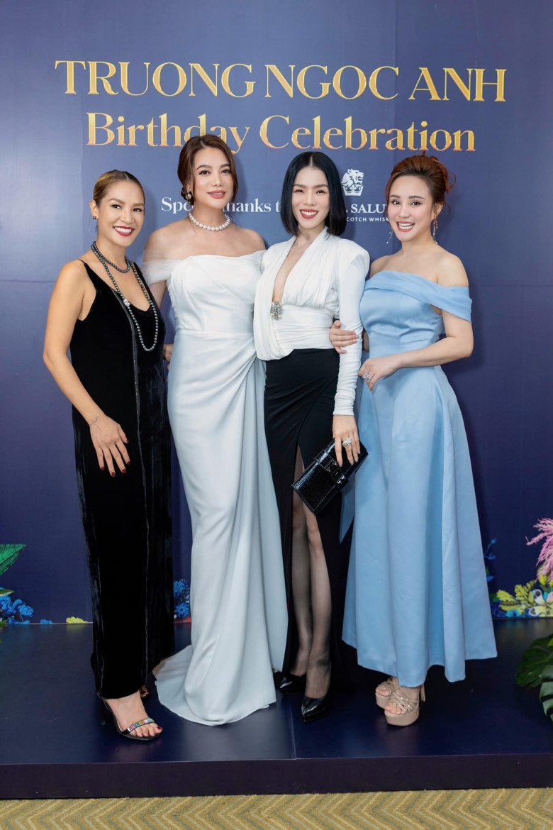 Các bóng hồng khoe sắc xinh đẹp. Dường như dresscode của buổi tiệc là màu trắng đen. Thế nhưng, Vy Oanh bỗng xuất hiện với thiết kế đầm cocktail trễ vai màu xanh pastel nổi bần bật.