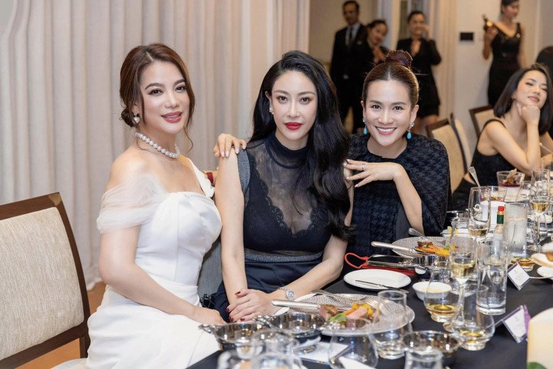 Trong không gian tiệc sang trọng cũng không thể thiếu vắng 2 người bạn thân của Trương Ngọc Ánh là nữ đại gia Anh Thơ (bà xã Bình Minh) và hoa hậu Hà Kiều Anh.
