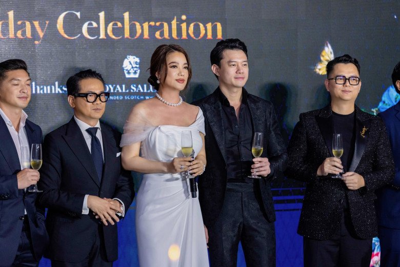 Trương Ngọc Ánh dù còn cách tuổi ngũ tuần chỉ vài năm ngắn ngủi nhưng vẫn vô cùng xinh đẹp và rạng rỡ. Quý cô chọn chuỗi vòng ngọc trai cùng cách trang điểm nhẹ nhàng khi kết hợp với item tựa như đầm cô dâu này.