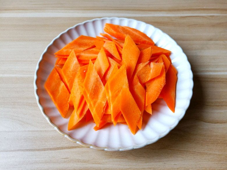 Bò xào cà rốt lại cho thêm thứ rau phơi khô này thơm nức mũi, 10 người ăn 11 người nói amp;#34;quá mêamp;#34; - 1