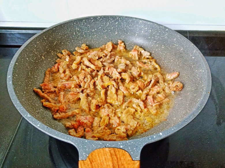 Bò xào cà rốt lại cho thêm thứ rau phơi khô này thơm nức mũi, 10 người ăn 11 người nói amp;#34;quá mêamp;#34; - 3