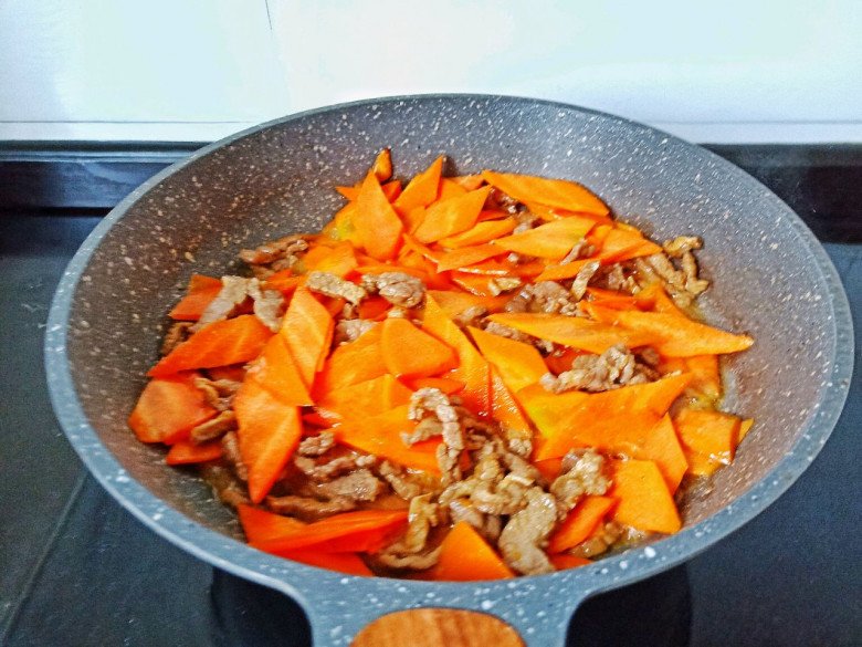 Bò xào cà rốt lại cho thêm thứ rau phơi khô này thơm nức mũi, 10 người ăn 11 người nói amp;#34;quá mêamp;#34; - 4