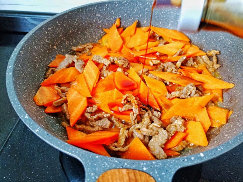 Bò xào cà rốt lại cho thêm thứ rau phơi khô này thơm nức mũi, 10 người ăn 11 người nói amp;#34;quá mêamp;#34; - 5