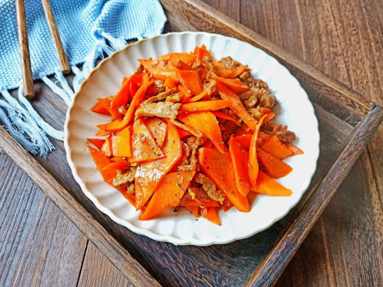 Bò xào cà rốt lại cho thêm thứ rau phơi khô này thơm nức mũi, 10 người ăn 11 người nói amp;#34;quá mêamp;#34; - 6