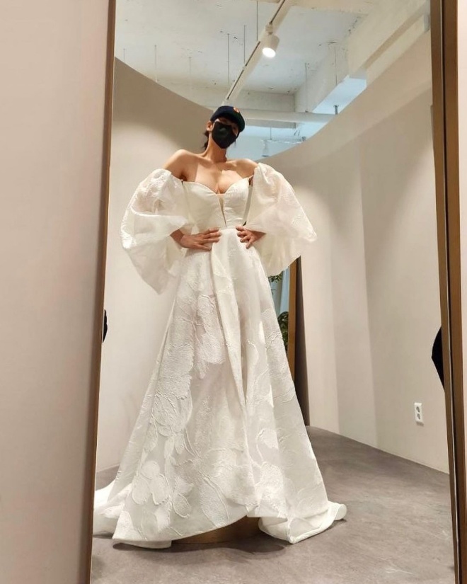 Kim Hye Soo khoe ảnh trong phòng thử đồ.