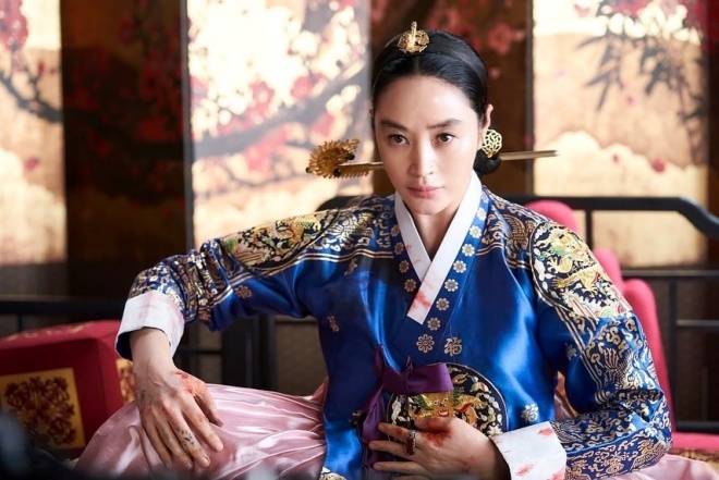 Kim Hye Soo đang gây sốt với phim Dưới bóng trung điện.