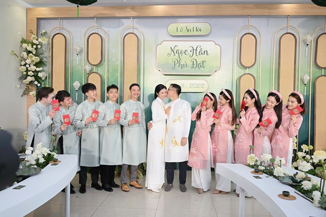 Hình ảnh dễ thương trong đám hỏi Ngọc Hân khiến nhiều người thích thú.