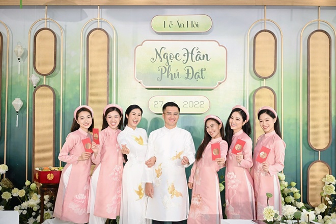 Ngọc Hân và chồng sắp cưới đứng chung khung hình với dàn bê tráp diện áo dài hồng.