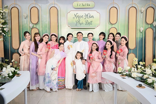 Cô dâu chú rể chụp chung cùng dàn bê tráp, khách mời toàn Hoa hậu, MC đình đám.