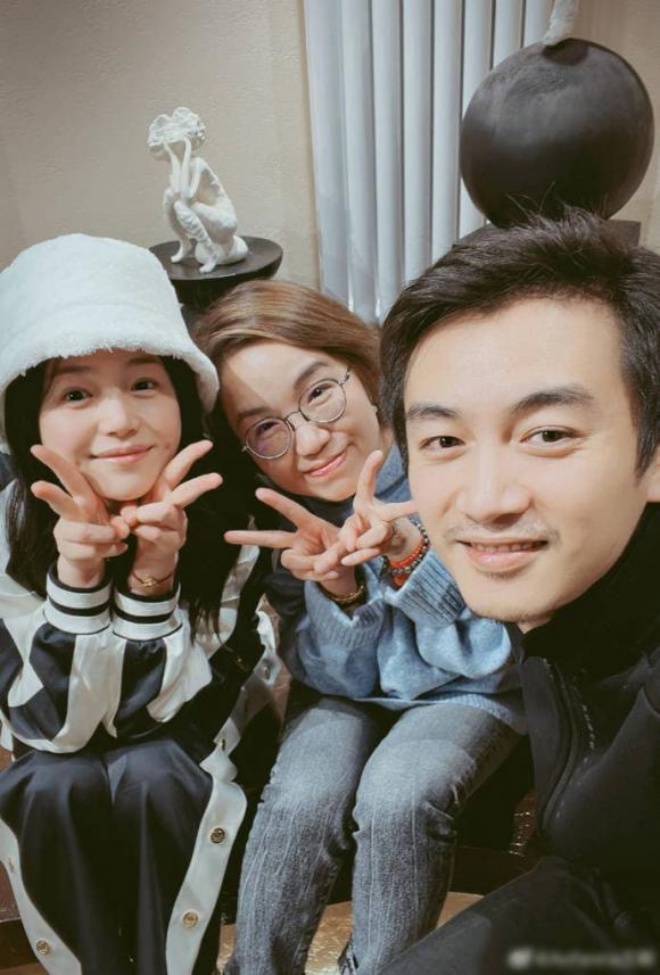 Trần Hiểu và Trần Nghiên Hy khoe ảnh tình cảm bên nhau.