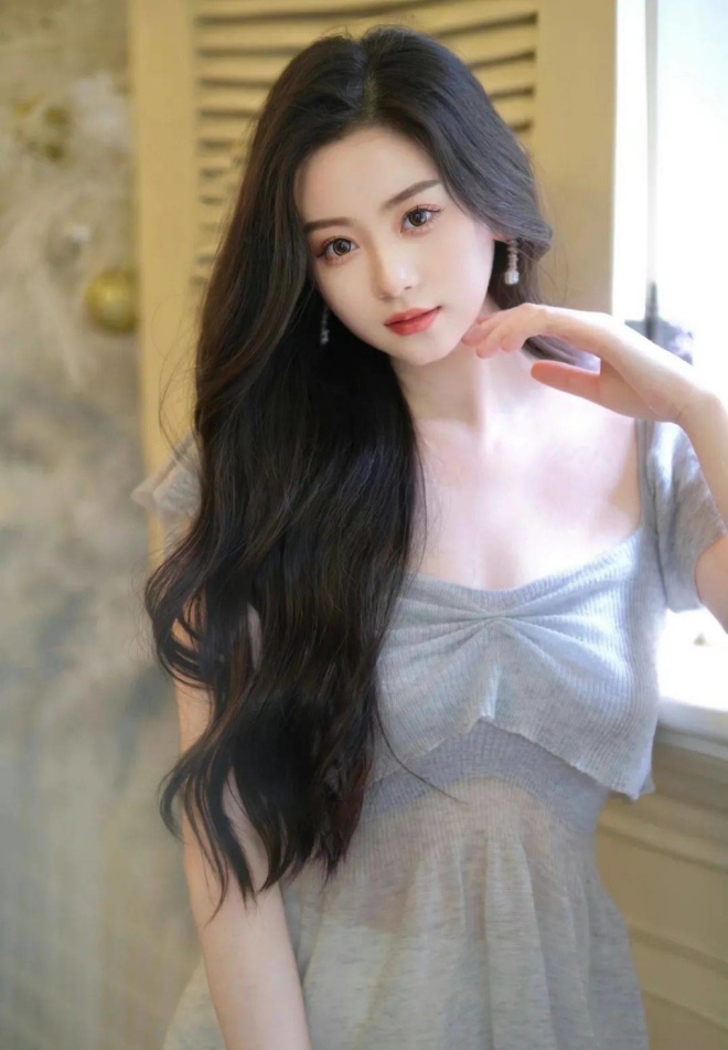 Diệp Kha có nhan sắc nổi bật và cuốn hút.