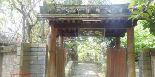Cổng vào của ngôi nhà cổ Tích Thiện Đường.